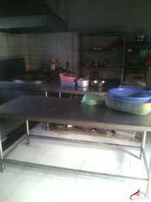 工厂食堂厨房设备与桌椅板凳低价转让，附带维修服务